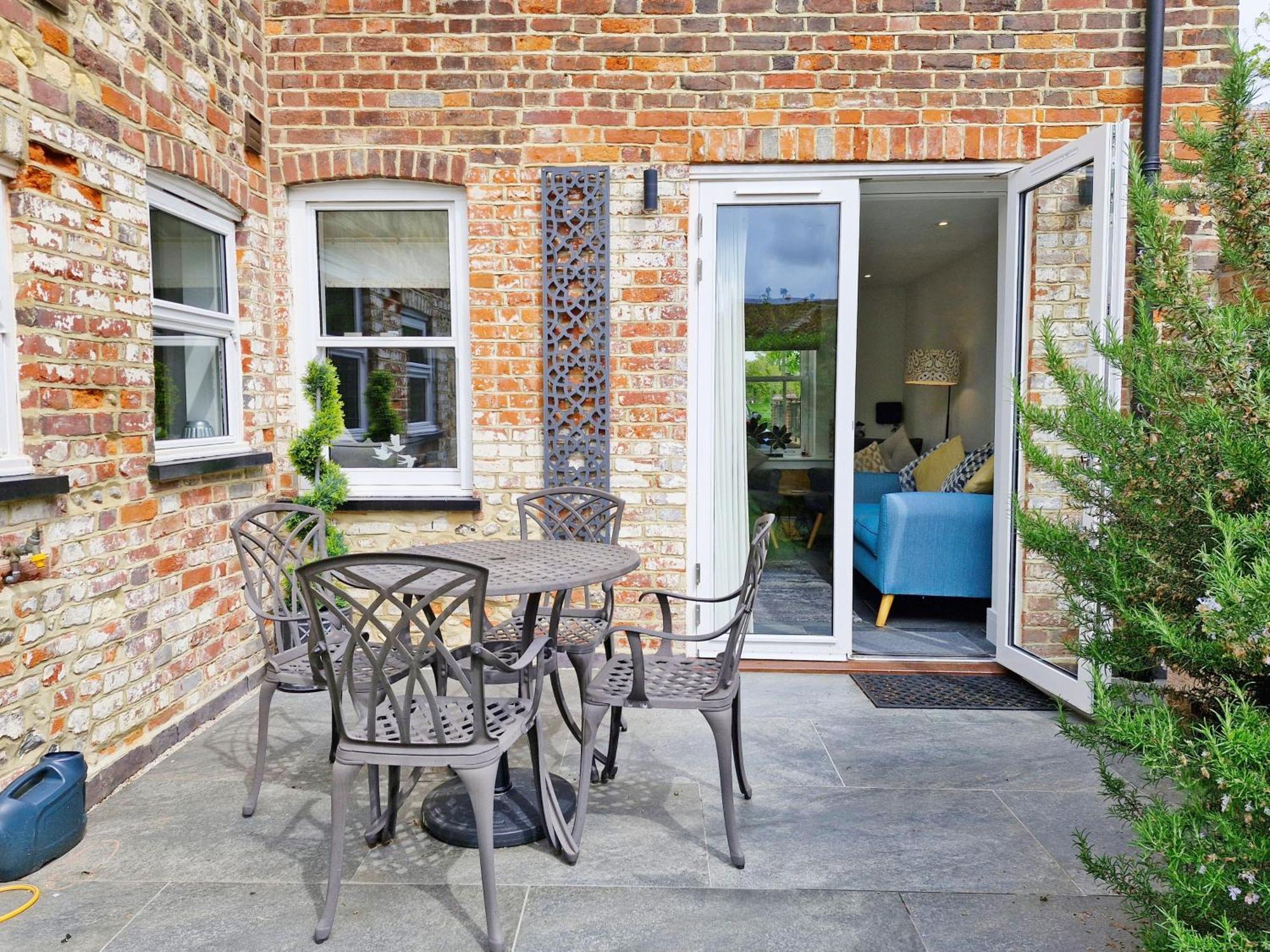 Four Priory Road, Chichester Luaran gambar