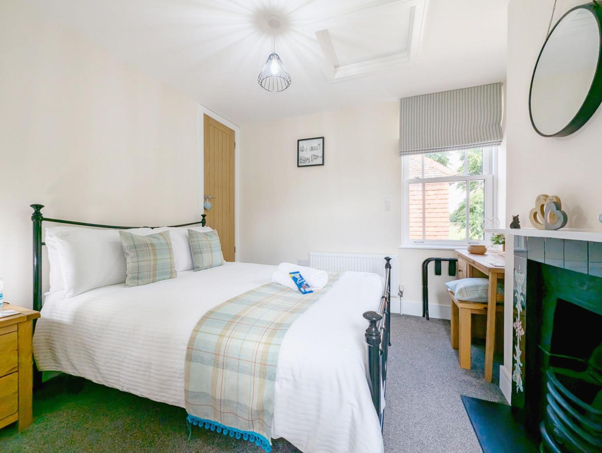 Four Priory Road, Chichester Luaran gambar