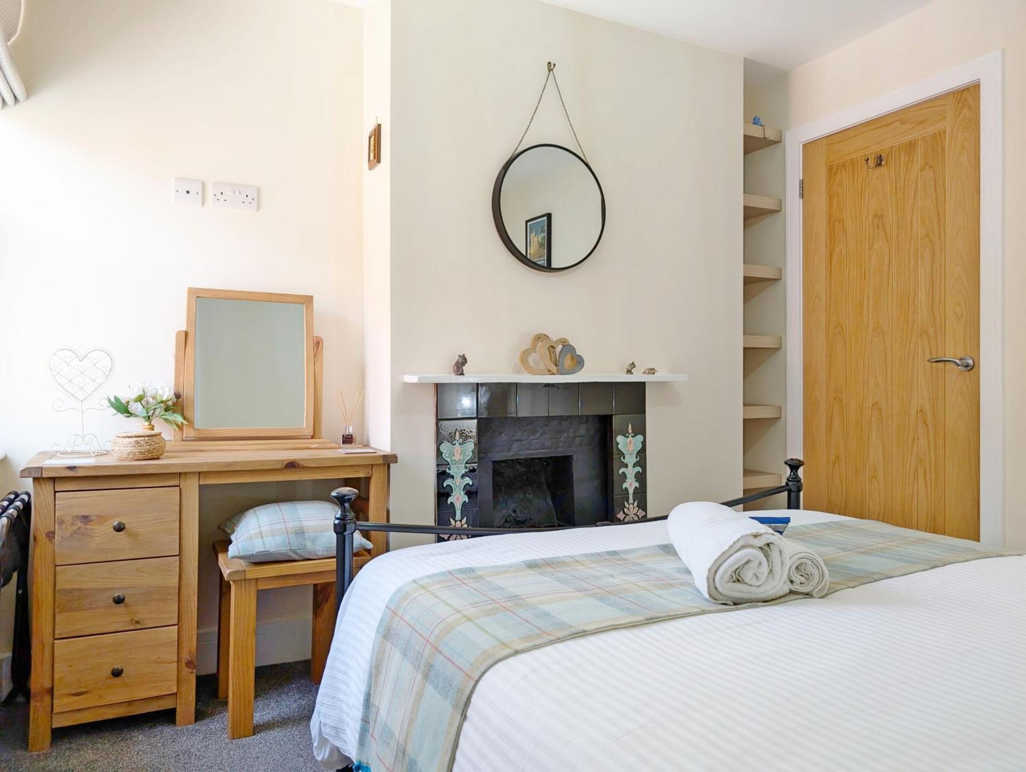 Four Priory Road, Chichester Luaran gambar